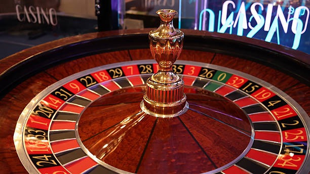 itemk Monopoly Live studio interface with live dealer and spinning wheel
